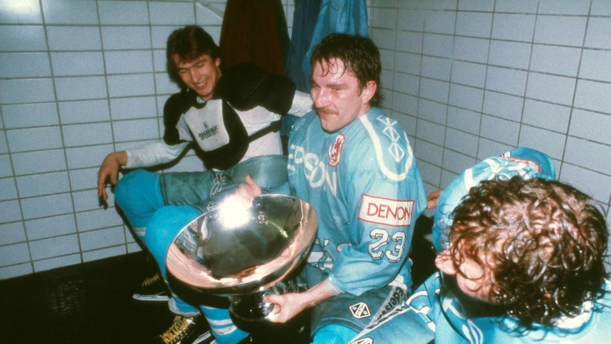 Das ging natürlich auch umgehend in die Hose, plötzlich hatten die Haie durch ein 1:0 beim Rivalen das Momentum auf ihrer Seite. "Das Spiel werde ich nie vergessen", sagt der heutige DEG-Trainer Christof Kreutzer. Nachdem es bis zur 39. Minute noch 0:0 stand, ging die DEG am Ende mit einem 4:0 vom Eis. Und als Meister. Hegen (M.) durfte jubeln