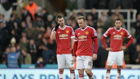 Der Doppelpack von Wayne Rooney (M.) reicht Manchester United nicht zum Sieg