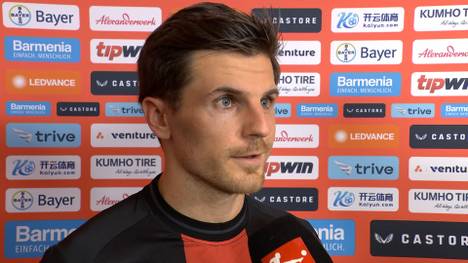 Borja Iglesias schaut beim Spiel zwischen Leverkusen und Gladbach bereits zu. Mit dem Angreifer kommt ein neue Option ins Bayer-Spiel - was Jonas Hofmann begrüßt.