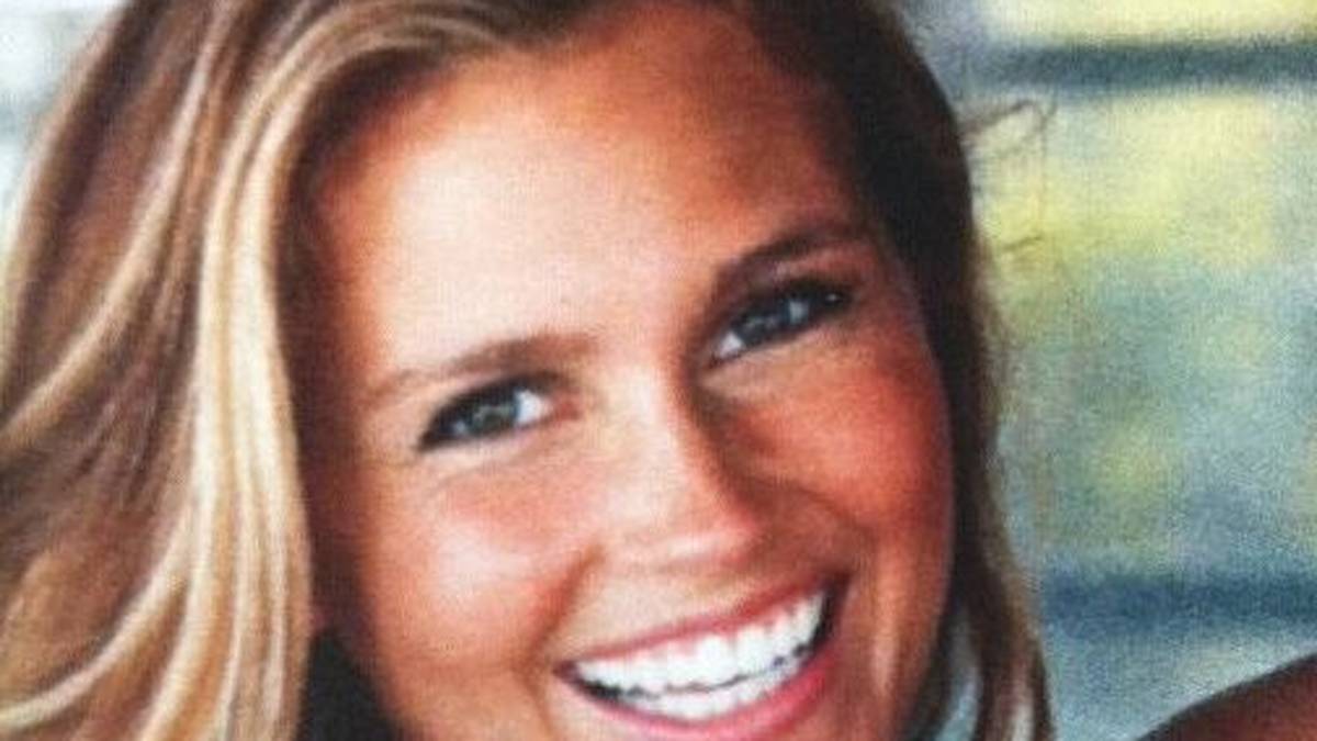 Lange Zeit wurde spekuliert und recherchiert, stets ohne Erfolg. Bis vor kurzem. Da kam raus, dass Model Kathy Leutner NHL-Superstar Sidney Crosby datet. Und das schon seit acht Jahren. Allerdings soll die schöne Kathy, aus Virginia stammend, glühender Fan der Philadelphia Flyers sein, dem Erzrivalen von Crosbys Pittsburgh Penguins. Der Liebe scheint dies offenbar keinen Abbruch zu tun - oder anders gesagt: Gegensätze ziehen sich ja bekanntlich an 