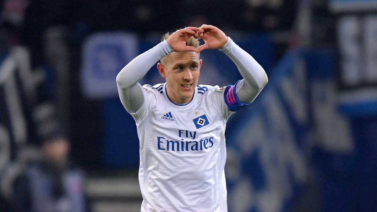 LEWIS HOLTBY (29 Jahre/Blackburn Rovers): Begann 2007 seine Profikarriere bei Alemannia Aachen und ging zwei Jahre später zum FC Schalke 04. Nach Leihen zum VfL Bochum und FSV Mainz 05 etablierte sich Holtby bei den Königsblauen. War Nationalspieler. Karriereknick in Tottenham, ging 2014 zum HSV und blieb fünf Jahre. Seit Sommer 2019 wieder auf der Insel bei den Blackburn Rovers