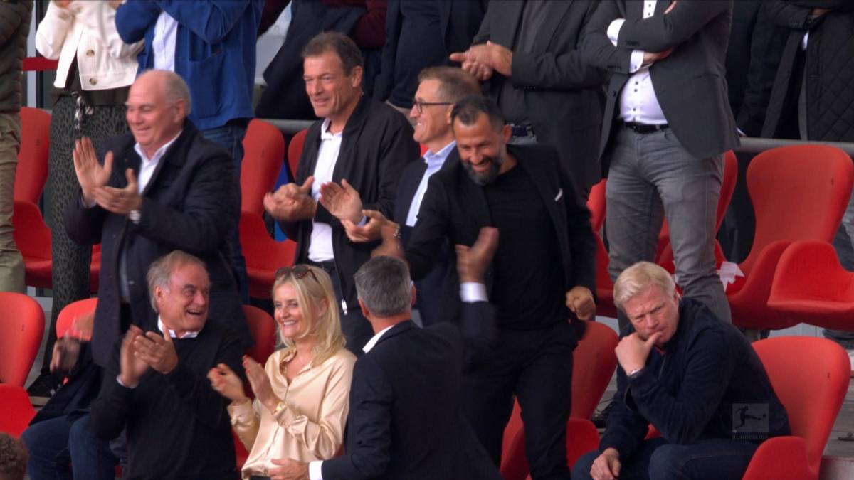 Es scheint als hätte Oliver Kahn das Führungstor des FC Bayern München gegen Stuttgart gar nicht mitbekommen. Hasan Salihamidzic ist über die Szene verwundert.