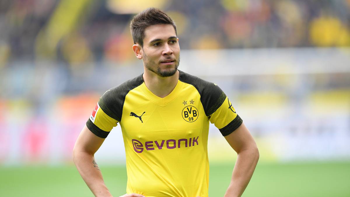 Sollten sich Dortmund und Guerreiro nicht auf eine Vertragsverlängerung einigen, würde der Klub ihn wohl verkaufen, um noch eine Ablöse zu generieren. Als mögliche Abnehmer gelten Paris Saint-Germain mit Ex-Trainer Thomas Tuchel oder der FC Barcelona 