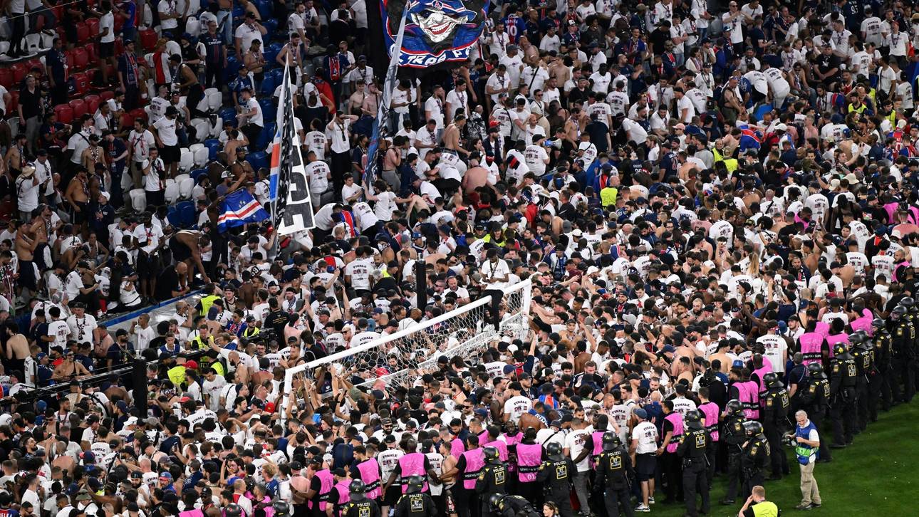 Polizei und Ordner drängen PSG-Fans zurück