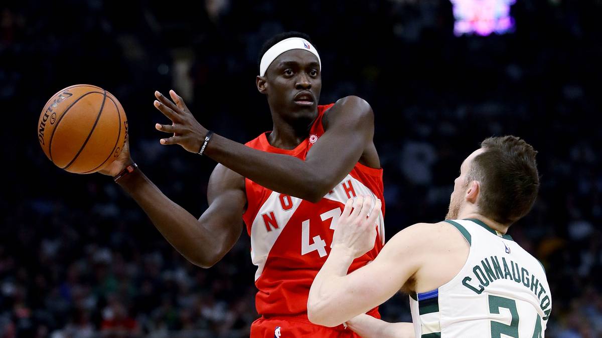 POWER FORWARD - PASCAL SIAKAM (Raptors, 25): Eine der Entdeckungen der Saison und Kandidat für den Most Improved Player. Der Kameruner wird ein Schlüsselspieler in den Finals. Nach Leonard ist er mit 18,7 Punkten pro Spiel Torontos zweitbester Scorer. Gegen den Small Ball der Warriors muss er vielleicht auch mal auf Center ran. Manchmal ist er zu Dreier-verrückt, gegen die Bucks traf er nur 20 Prozent seiner Distanzwürfe