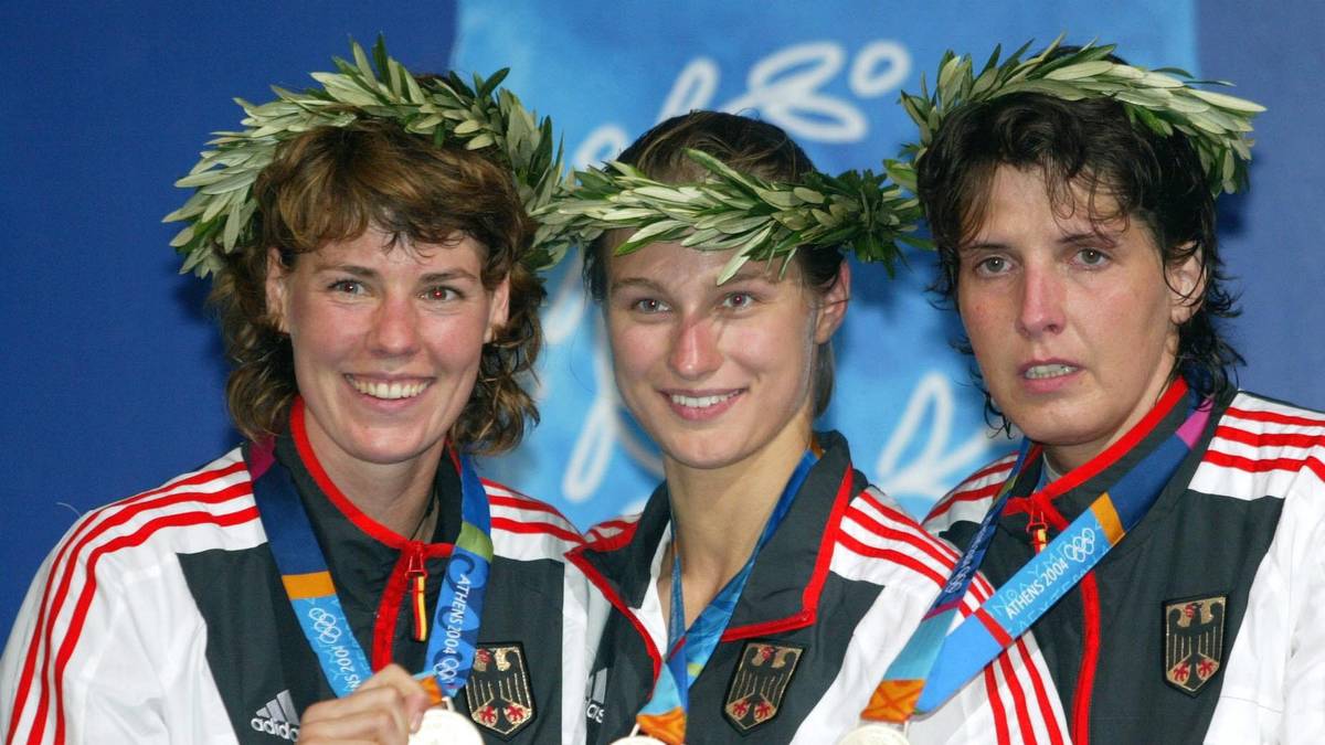Fechten: Olympische Spiele Athen 2004... Britta Heidemann (m.), Claudia Bokel (l.) und Imke Duplitzer (r.) gewinnen Silber in der Mannnschaft bei den Olympischen Spielen 2004 in Athen