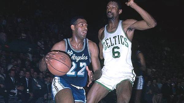 1963 triumphiert Boston mit 4:2. Die Celtics gewinnen angeführt von Bill Russell (r.) die fünfte Meisterschaft in Serie und die sechste in der Klub-Geschichte. Bis zum Ende der 60er Jahre folgt das Duell noch weitere vier Mal