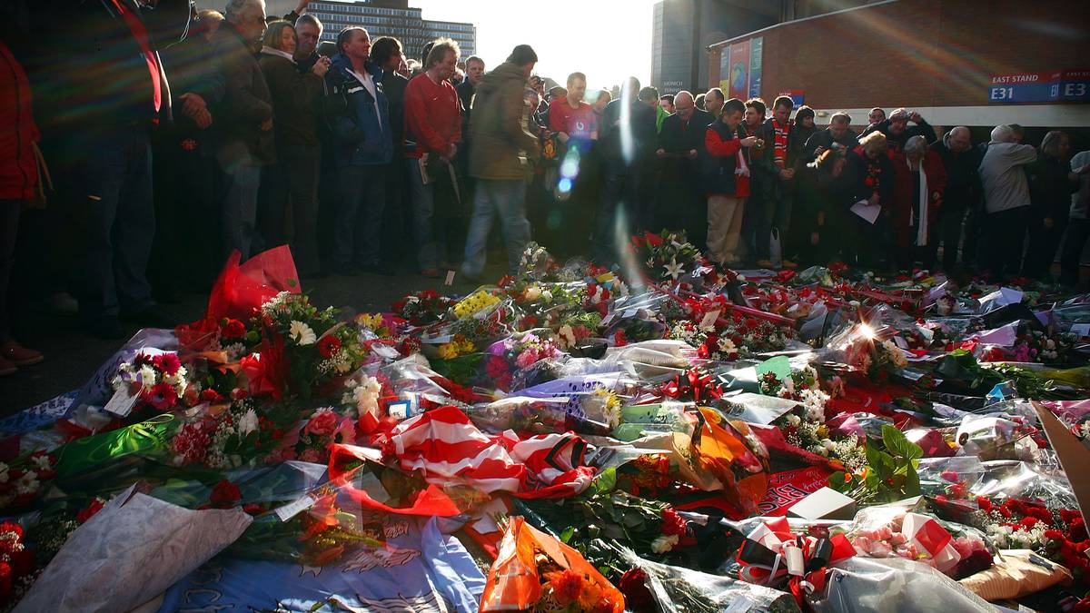 Und legten ein Meer von Blumen im Gedenken an ihre verstorbenen Helden ab