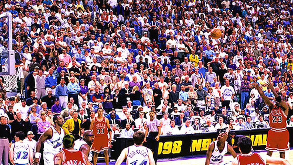 Der kleine Klapps auf Bryon Russells Hintern verschafft ihm genügend Platz. "His Airness" trifft zum 87:86. Nach Stocktons Verzweiflungsversuch steht der sechste Meistertitel zu Buche.