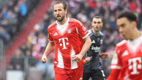 Für Sami Khedira prägt Harry Kane das Spiel des FC Bayern wie kein Zweiter. Als Stürmer und Spielmacher zugleich lenkt er das Tempo, sichert ab und übernimmt Verantwortung.