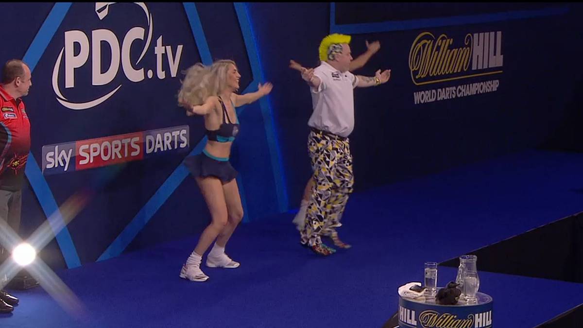 Peter Wright nutzt erneut die gesamte Breite der Bühne. Sein Walk-On ist wie immer spektakulär