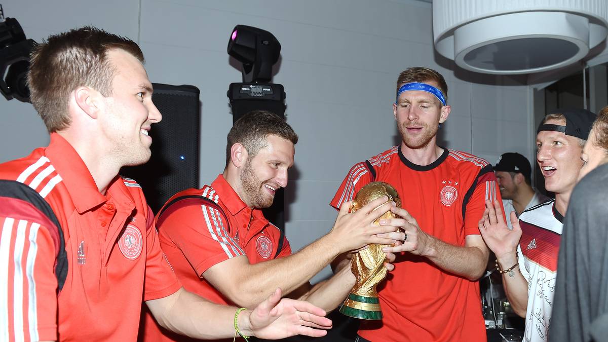 und für die WM ausfällt. Für ihn rückt Shkodran Mustafi in die Mannschaft und wird anstelle von Reus in Rio de Janeiro Weltmeister