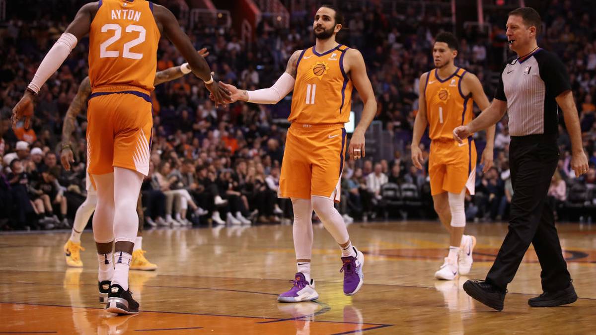 PLATZ 17 - PHOENIX SUNS (1,625 Milliarden): In den vergangenen vier Jahren hatte Phoenix insgesamt die schlechteste Bilanz der Liga. Die lokalen TV-Ratings waren 2018/19 die fünftschlechtesten der NBA, auch in die Halle kamen immer weniger Zuschauer. Hilft eine Renovierung der Arena bis zur Saison 21/22?
