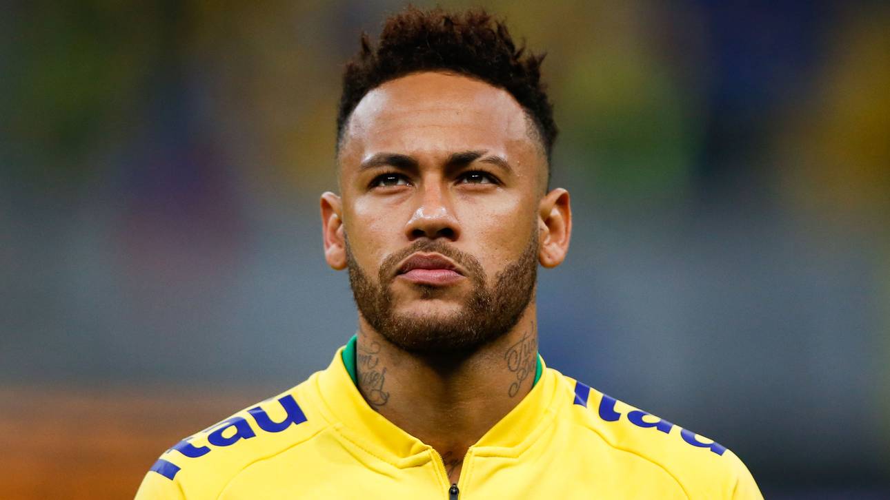 Neymar im Rollstuhl zur Polizei