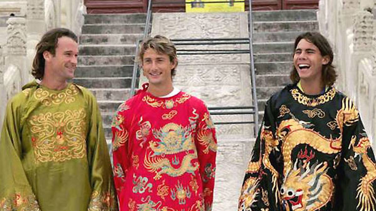 Vor den China Open posiert Nadal mit seinen Landsmännern Carlos Moya (l.) und Juan Carlos Ferrero (M.) stilecht in einem Kimono