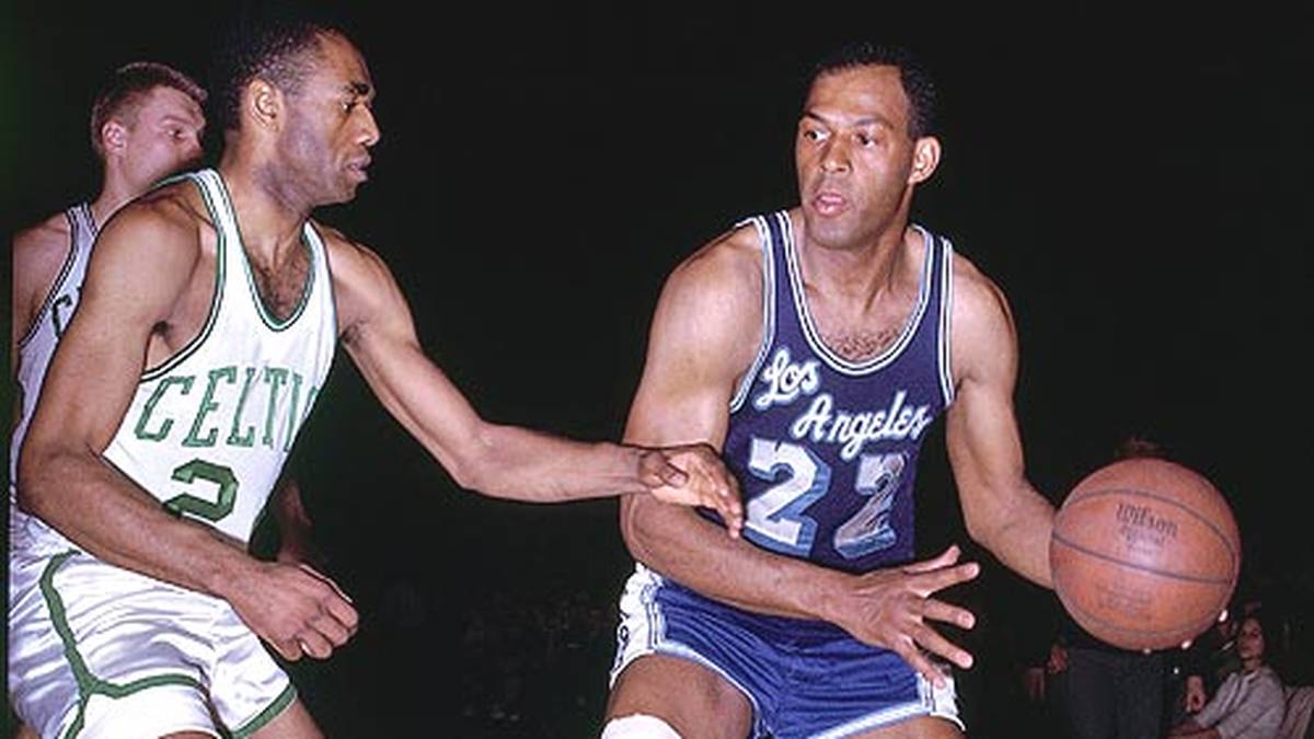Mit dem Titel 1966 (4:3) stellt Boston einen Rekord auf. Kein anderes amerikanisches Team holte je acht Titel hintereinader. Los Angeles geht in der Serie zwar mit 1:0 in Front, verliert dann aber drei Spiele in Serie. Auch Lakers-Ikone Elgin Baylor kann die Niederlage nicht abwenden. 1977 wird der Forward in die Hall of Fame aufgenommen