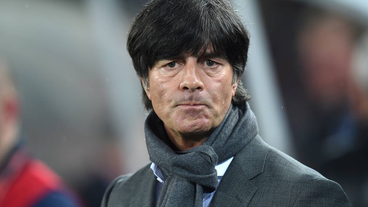 Bundestrainer Joachim Löw schaut durchaus kritsch vor dem EM-Qualifikationsspiel in Tiflis: Deutschland muss in Georgien siegen, um in Gruppe D nicht den Anschluss zu verlieren