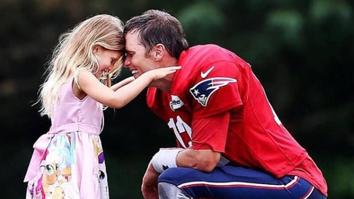Im Dezember 2012 vergrößert sich die Familie Brady erneut. Gisele Bündchen bringt das zweite gemeinsame Kind zur Welt. Töchterchen Vivian Lake ist der insgesamt dritte Sprössling des Spielmachers. Alle sind auch regelmäßig bei seinen Spielen im Stadion