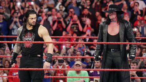 Der Undertaker (r.) spielt vor WWE WrestleMania 33 Psycho-Spiele mit Roman Reigns
