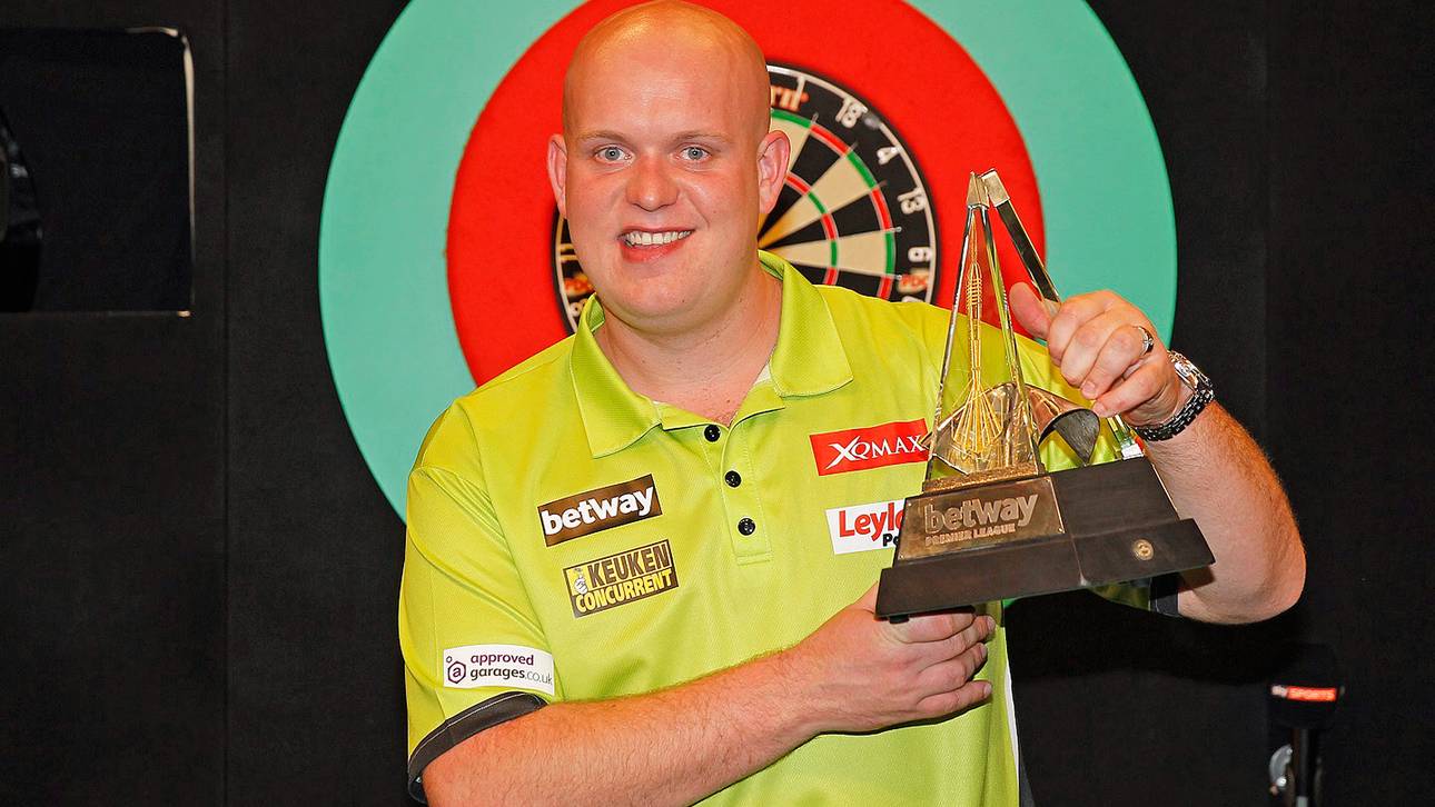 Michael van Gerwen sicherte sich 2016 zum zweiten Mal die Premier-League-Siegertrophäe