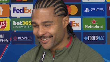 Ein Reporter befragt Serge Gnabry über seine Erfahrung, nachdem dieser im Juli 30 Jahre alt wurde. Der Bayern-Star muss schmunzeln.