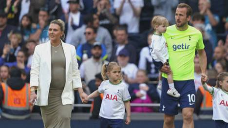Seit Wochen pokern die Bayern mit Tottenham Hotspur um den Wechsel des englischen Rekordtorschützen Harry Kane und bereiten momentan eine dritte konkrete Offerte vor. Ein Indiz dafür, dass der Wechsel unmittelbar bevorsteht, ist der München-Besuch von Kanes schwangerer Ehefrau Katie, die sich bereits nach einer Wohnmöglichkeit im noblen Stadtteil Grünwald umgesehen haben soll.