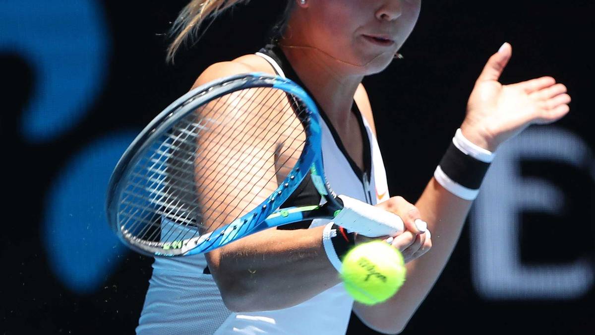 Denn die junge Carina Witthöft liefert vor allem ab dem zweiten Satz eine starke Leistung ab und liegt im entscheidenden dritten Durchgang sogar schon ein Break vorne