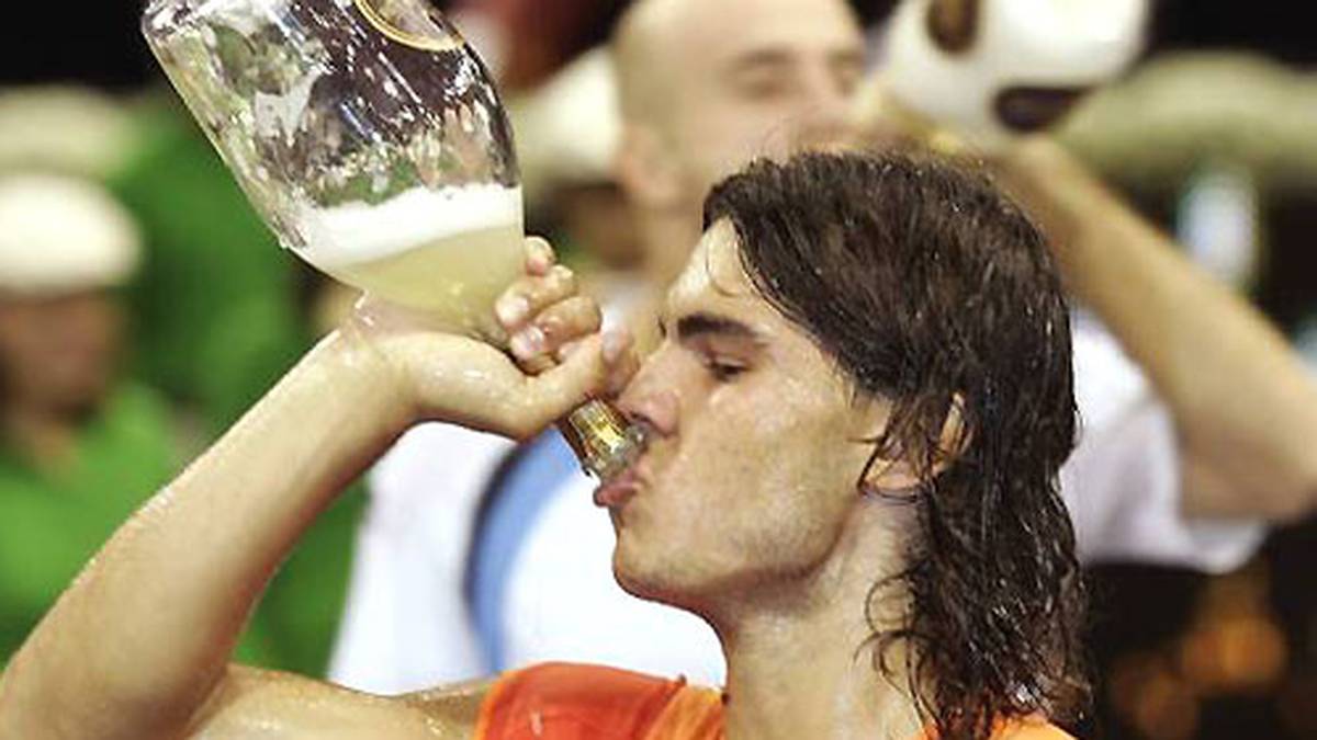 Standesgemäß begießt Nadal seinen Turniersieg in Madrid 2005 mit einer Flasche Champagner. Nach einem hochdramatischen Spiel triumphiert Nadal in fünf Sätzen gegen den Kroaten Ivan Ljubicic  