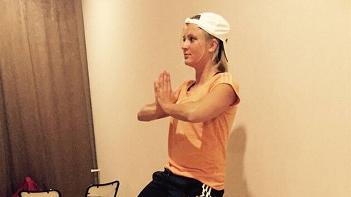 'Langeweile macht erfinderisch' scheint das Motto der beiden deutschen Volleyballspielerinnen Margareta Kozuch und Kathleen Weiss zu sein. Mit "Buddha style extreme" - so nennen die Schmetterlinge es - vertreiben sich die beiden die Zeit zwischen Gruppenphase und K.o.-Phase