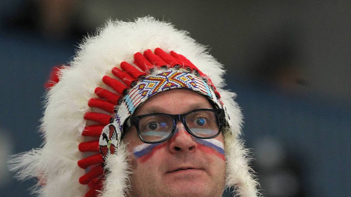 Auf retro macht der russische Fan. Sein Trikot stammt noch aus Zeiten der UdSSR, und der Kopfschmuck von den Apachen