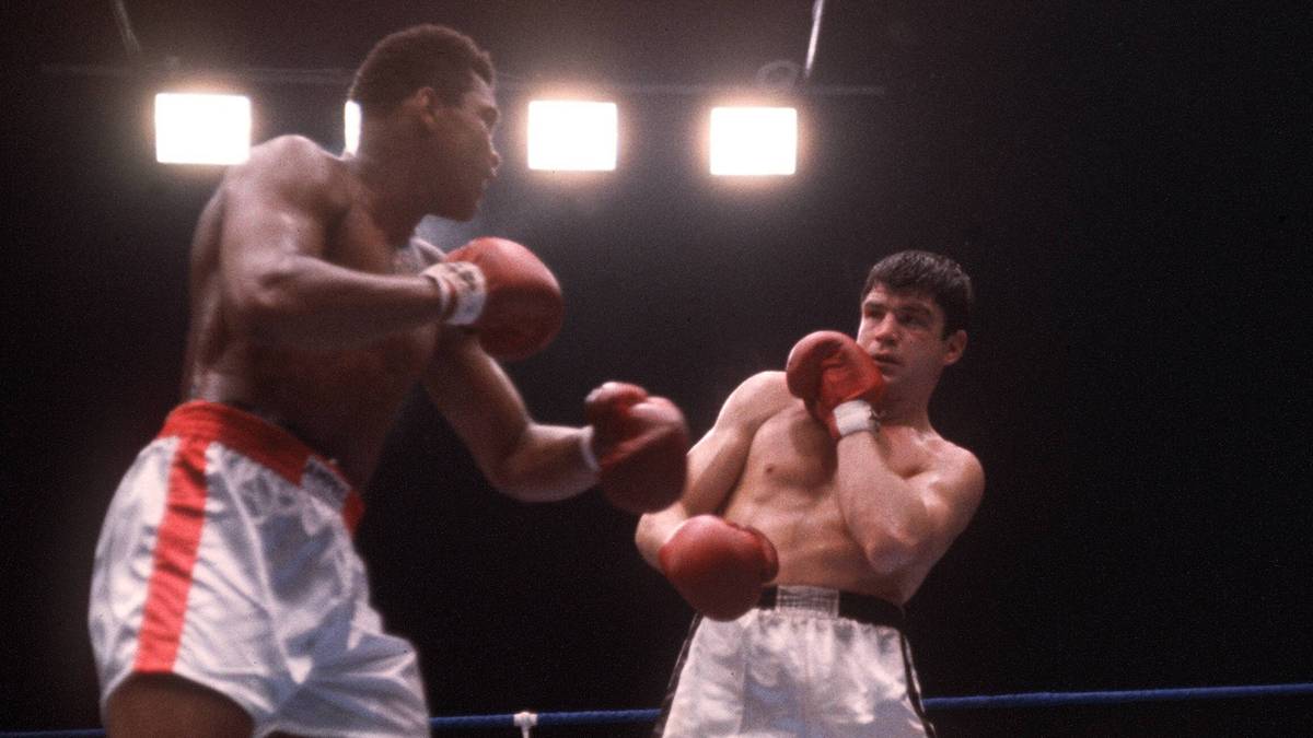Wieder ein Jahr später stellt sich erstmals ein Deutscher Ali gegenüber: Karl Mildenberger wird von 30.000 Zuschauern im Frankfurter Waldstadion frenetisch angefeuert. Und tatsächlich, "Karl der Große" ärgert Ali und schnuppert an der Überraschung. Doch in der zwölften Runde macht eine Platzwunde am linken Auge alle Titelträume zunichte - technischer K.o.