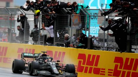 Ab sofort muss sich Michael Schumacher den Titel als Rekordweltmeister der Formel 1 teilen. Lewis Hamilton zog durch seinen siebten Titel mit dem Deutschen gleich.