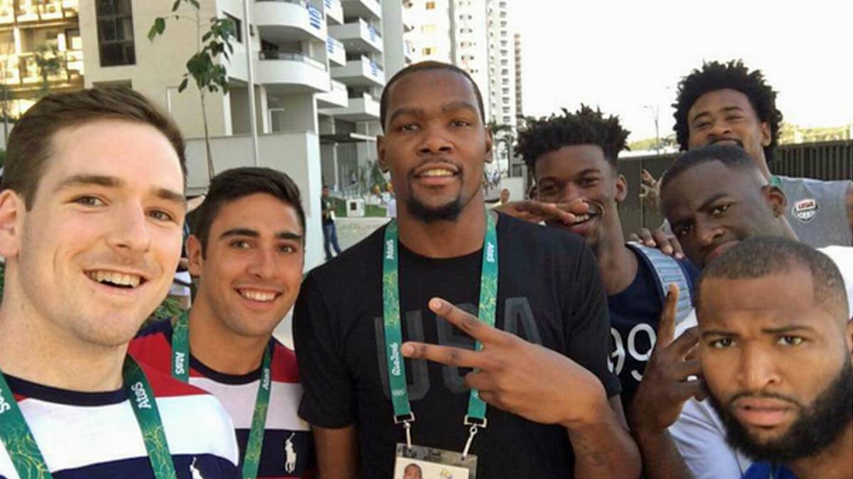 Die Basketballer der USA werden auch vorm Maracana und auch von ihren Landsleuten für jedes Foto gejagt. Die Dream Teamer Kevin Durant (M.) und DeMarcus Cousins (r.) lassen sich aber widerstandslos stellen und posieren gemeinsam mit den Volleyballern