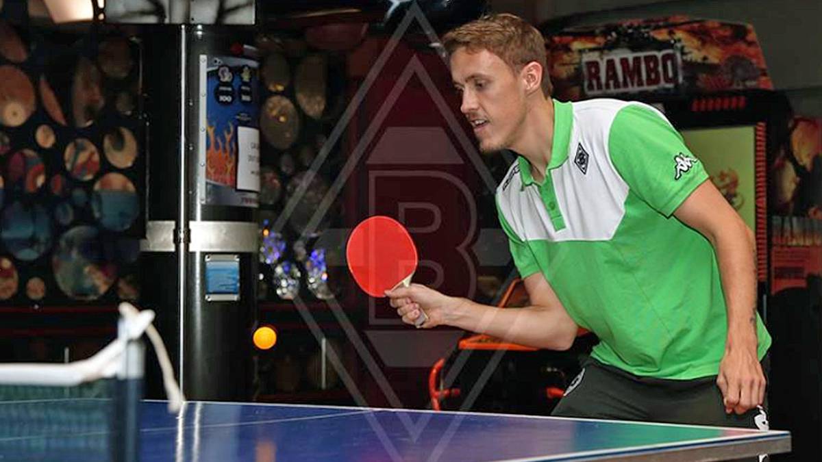 Tischtennis gehört bei den Profifußballern zur Lieblingsbeschäftigung bei Turnieren und Trainingslagern. Im Camp von Mönchengladbach zeigt Max Kruse sein Können (Copyright: facebook.com/Borussia Mönchengladbach)