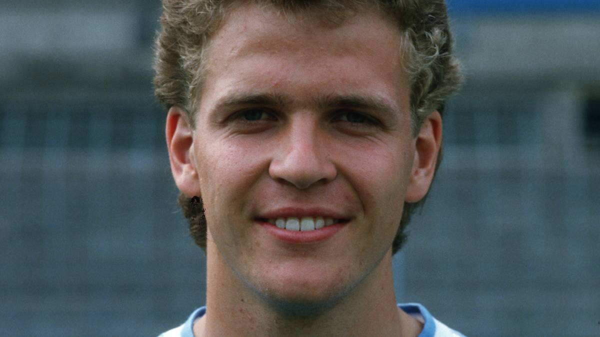 OLIVER BIERHOFF kam 1986 aus der eigenen Jugend, zwei Jahre später nach Hamburg (bis dato 31 BL-Einsätze und vier Tore), zündete dann erst im Ausland, wurde letztlich Torschützenkönig der Serie A und deutscher Golden-Goal-Held der EM 1996 und DFB-Kapitän. Das ist er auf eine andere Art und Weise heute immer noch