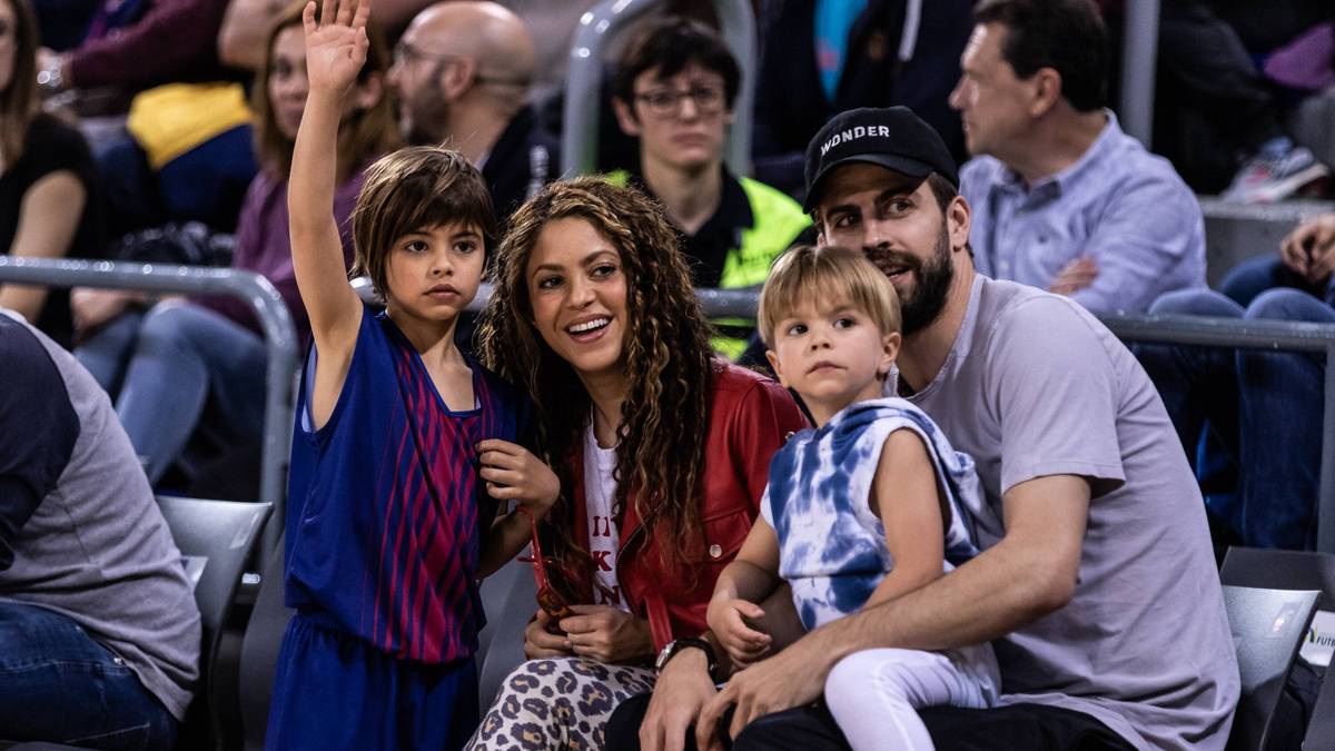 Shakira und Gerard Piqué mit ihren Kindern Milan (l.) und Sasha