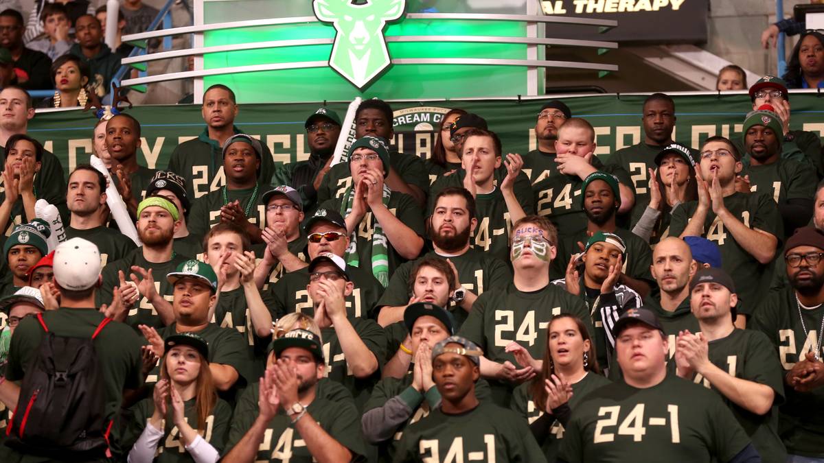 "24-1": So sieht die Bilanz der Golden State Warriors nach der Niederlage bei den Milwaukee Bucks aus. Die Fans der Bucks scheinen den Sieg ihrer Truppe schon geahnt zu haben und bedruckten T-Shirts mit dieser Aufschrift. SPORT1 zeigt die besten Bilder aus der NBA