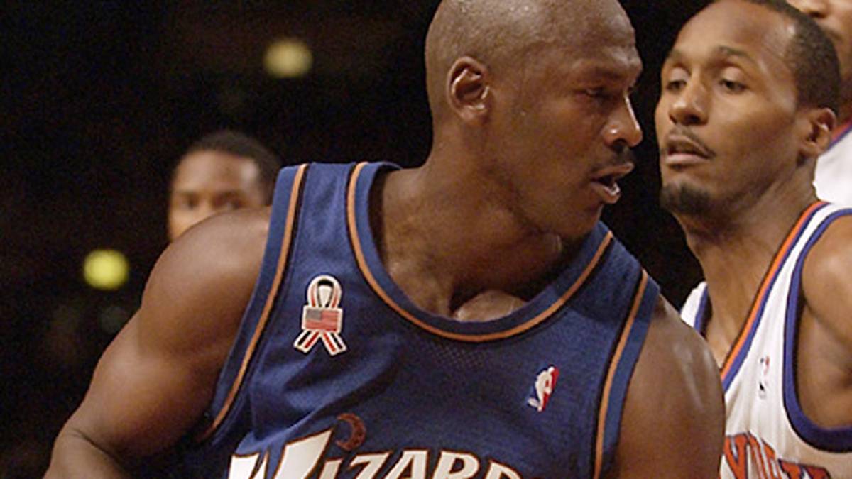 2001 schnürt er dann bei den Washington Wizards doch noch einmal die Schuhe, am 25. September kündigt er sein zweites Comeback an. Anteile an dem strauchelndem Team und die Lust am Spiel treiben den geborenen Wettkämpfer zurück auf den Court. Er ist der einzige NBA-Spieler, dem mit 40 Jahren mehr als 40 Punkte in einem Spiel gelingen. Nebenbei arbeitet er als Manager.