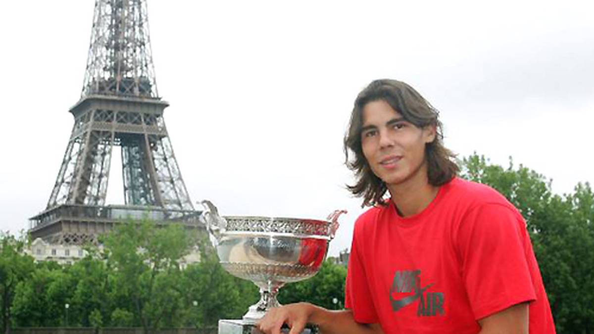 Paris - für Nadal ein gutes Pflaster: Im Alter von 19 Jahren und zwei Tagen gewinnt "Rafa" 2005 seinen ersten Titel bei den French Open und wird zum jüngsten Grand-Slam-Sieger seit Pete Sampras (1990)