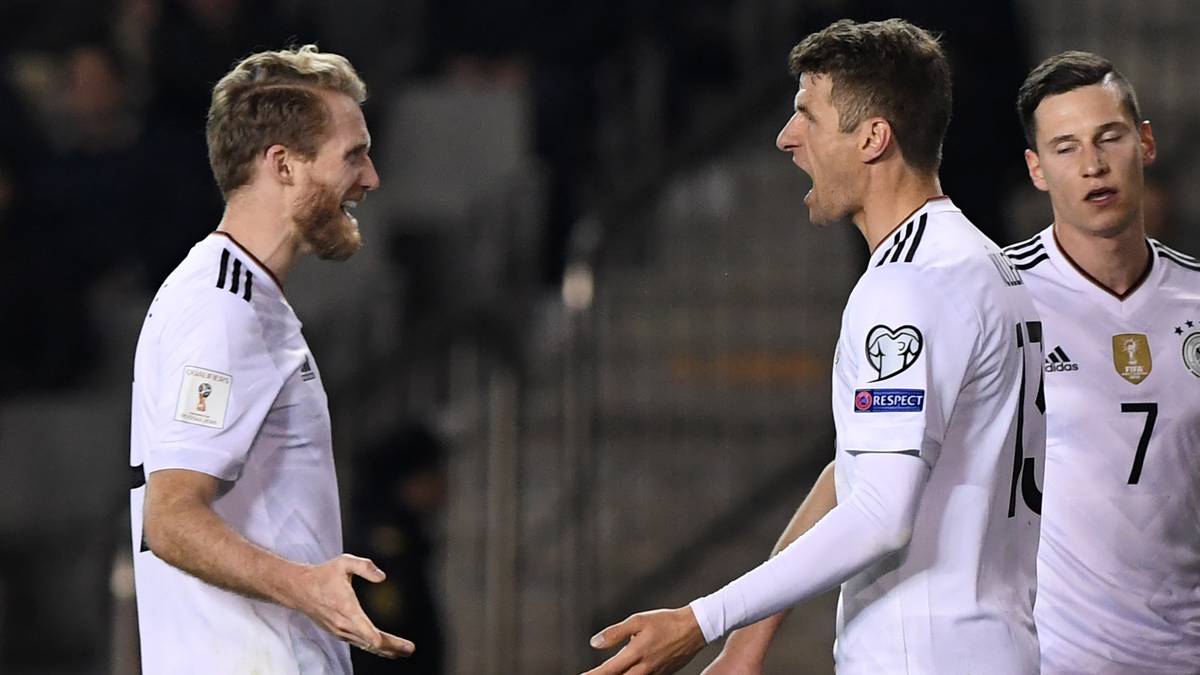 Müller weiß, bei wem er sich über seinem Jubiläumstreffer zu bedanken hat. Bei seinem Jubel sucht er sofort den Weg zu Vorlagengeber Schürrle