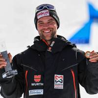 Snowboardcrosser Martin Nörl hat zum zweiten Mal nach 2022 die große Kristallkugel gewonnen.