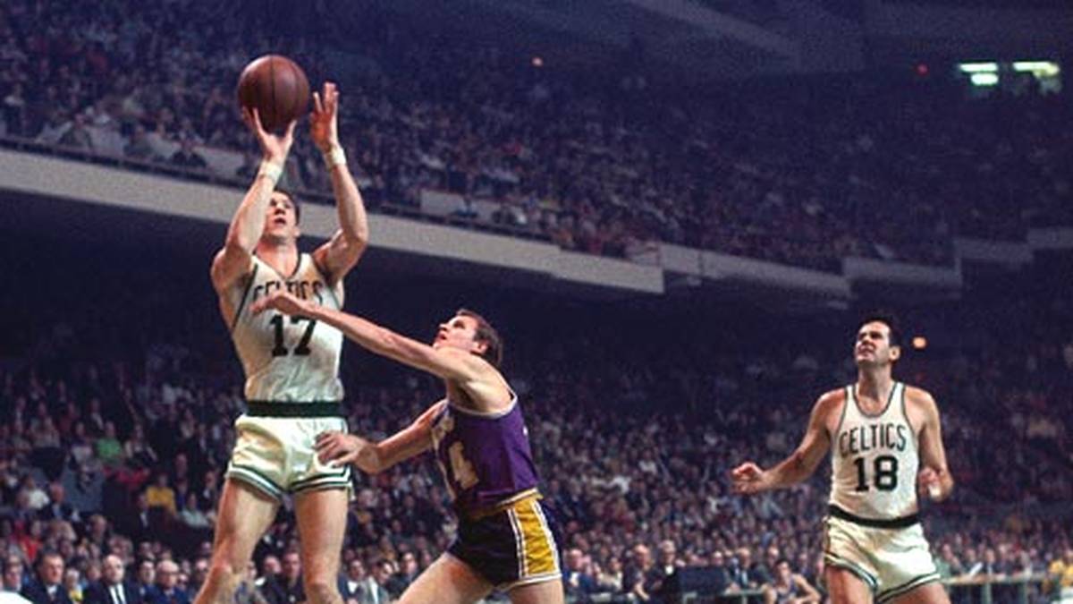 1969 agieren die Lakers wieder auf Augenhöhe, verlieren gegen das damals älteste Team der NBA aber dennoch mit 3:4. L.A. gewinnt in der Hauptrunde 55 Spiele, sieben mehr als der Rivale aus Massachusetts. John Havlicek (l.) ist der treffsicherste Akteur bei den Celtics, die einen 0:2-Rückstand noch in einen Sieg drehen. Der Forward ist seit 1984 Hall of Famer