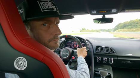 Ein Audi R8 RWD ist schon unter normalen Bedingungen auf einer Rennstrecke eine echte Herausforderung. Doch bei Regen und unter 10 Grad Celsius potenziert sich das Fahrerlebnis im Grenzbereich auf Semi-Slick-Reifen noch um eine ganze Schippe. Tim Schrick stellt sich für „Triebwerk“ dieser Challenge und wagt am Bilster Berg den Tanz auf der Rasierklinge. Außerdem fährt „Triebwerk“ diesmal mit dem Kia EV6 GT von München Richtung Alpen.