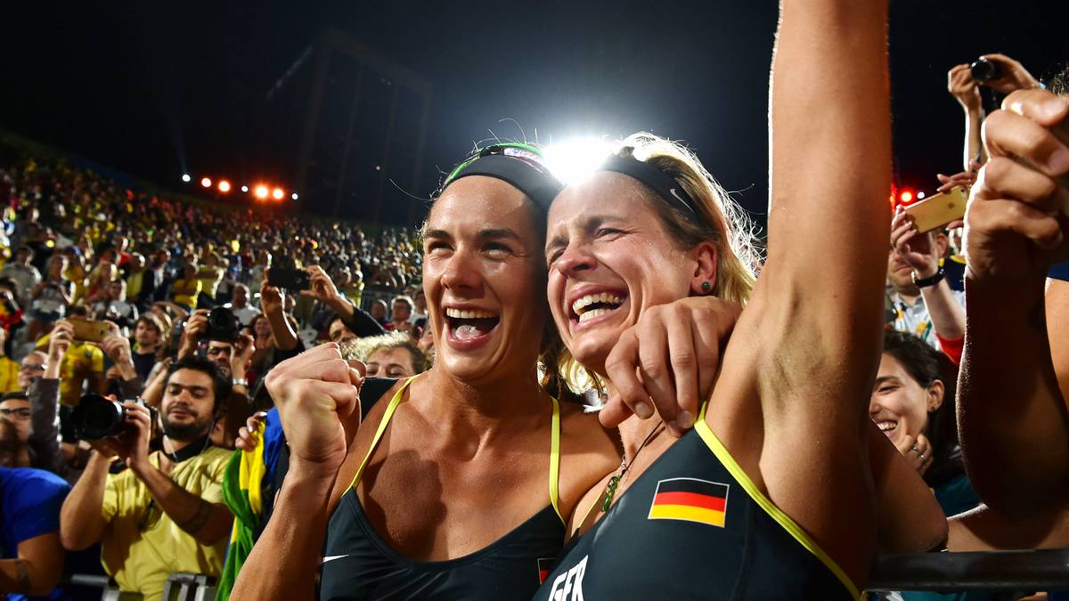 BEACHVOLLEYBALL: In Rio gewannen Kira Walkenhorst (l.) und Laura Ludwig (r.) Gold. Nachdem Walkenhorst zwischenzeitlich ihren Rücktritt bekannt gab, verkündete sie nun ihr Comeback. Für Olympia wird es allerdings noch nicht reichen. An der Seite von Margareta Kozuch schied Ludwig bei der Heim-WM zuletzt in der ersten K.o.-Runde aus