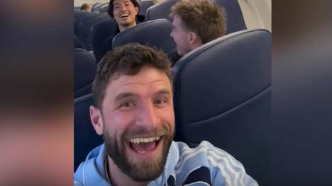 Thomas Müller und die Vancouver Whitecaps treffen im Halbfinale der MLS-Play-offs auf San Diego FC. Wie gewohnt meldet sich der Deutsche mit einem Video aus dem Flugzeug.