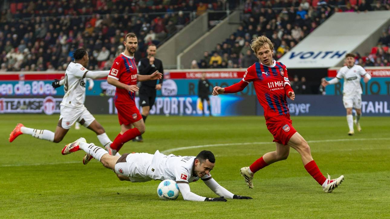 Malonis Saliakas fällt im Zweikampf mit Frans Krätzig