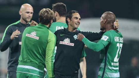 Alexander Nouri (mitte) ist Cheftrainer bei Werder Bremen