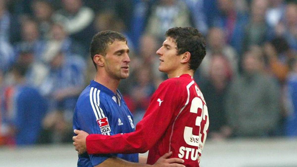 In der ersten Saison bleibt es für Gomez bei einem Einsatz, doch sein Weg hat einen Anfang genommen. In der Spielzeit 2004/05 kommt er auf acht Einsätze, ein Jahr später feiert er seinen Durchbruch, macht in 30 Spielen sechs Tore für die Stuttgarter. Der Höhepunkt kommt ein Jahr später