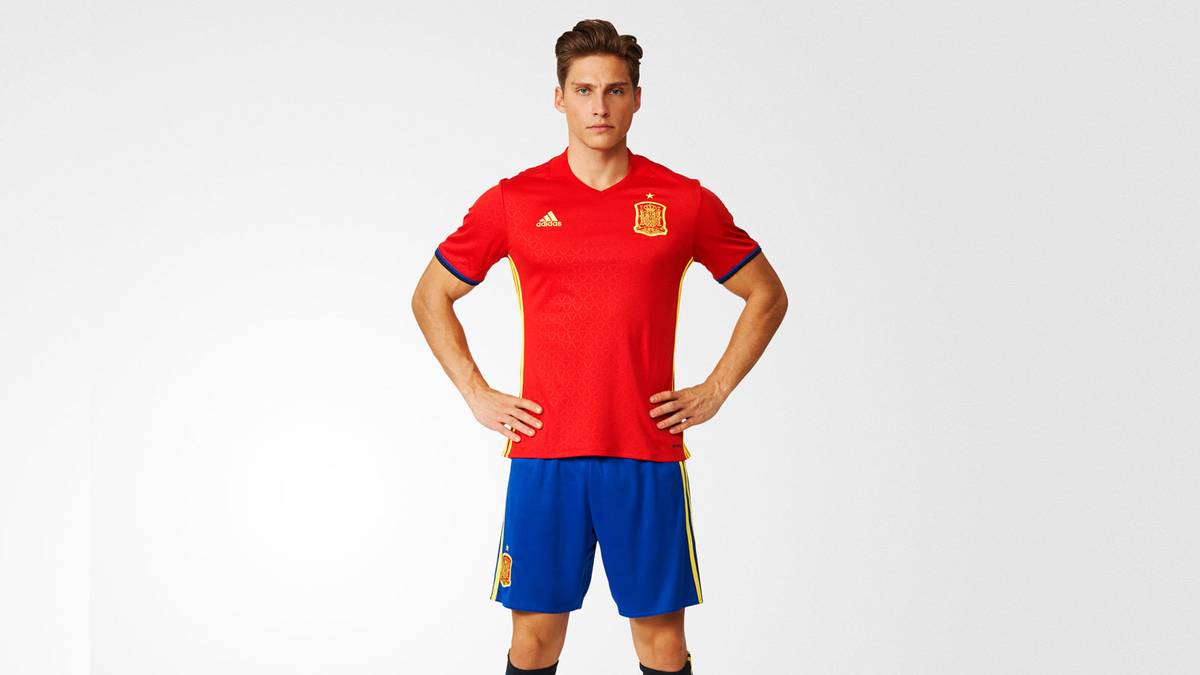 Das Trikot an sich, besticht durch klassische Farben. Rotes Trikot, blaue Hose - so kennt man die Spanier. Neu ist lediglich der gelbe Seitenstreifen auf dem Oberteil