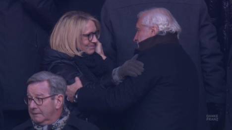 50.000 Fans und Ehrengäste gedenken der größten deutschen Fußball-Ikone Franz Beckenbauer auf emotionale Art und Weise.